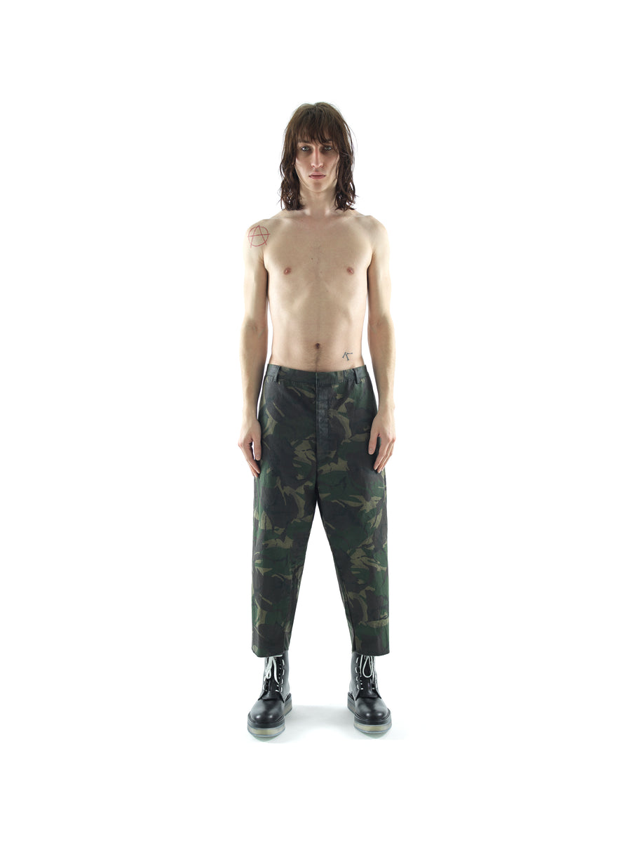 LOWER CROTCH DEMI-FINISHED HAND TAILORED TROUSER IN WAXED COTTON CAMOUFLAGE  — DARK GREEN