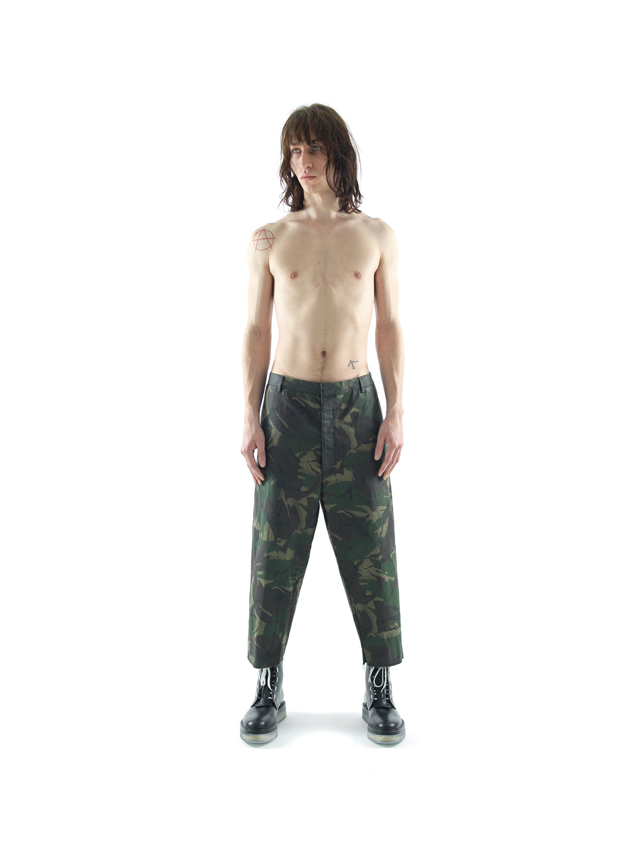 LOWER CROTCH DEMI-FINISHED HAND TAILORED TROUSER IN WAXED COTTON CAMOUFLAGE  — DARK GREEN