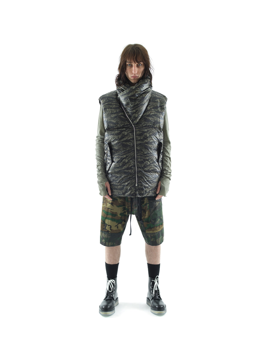 RECYCLED DOWN GILET IN FEATHERWEIGHT NYLON — MOSS CAMOUFLAGE