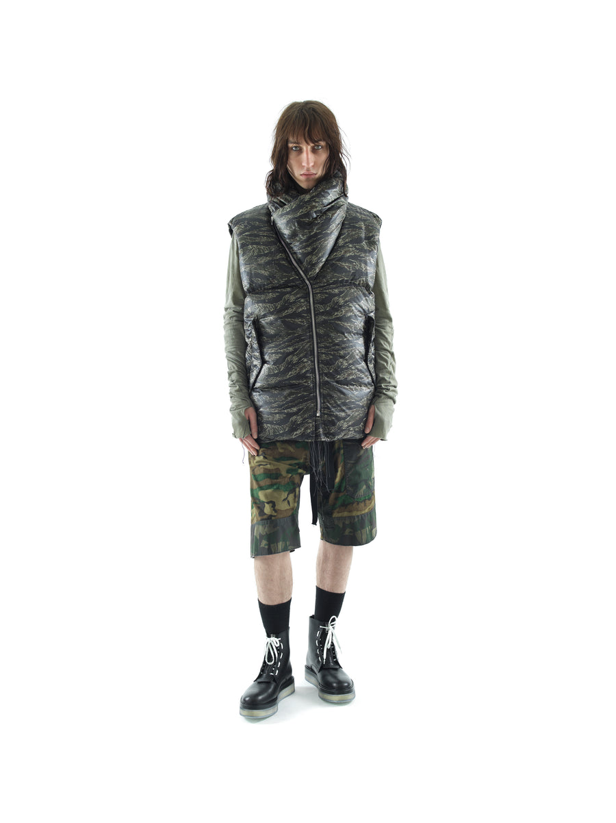 RECYCLED DOWN GILET IN FEATHERWEIGHT NYLON — MOSS CAMOUFLAGE