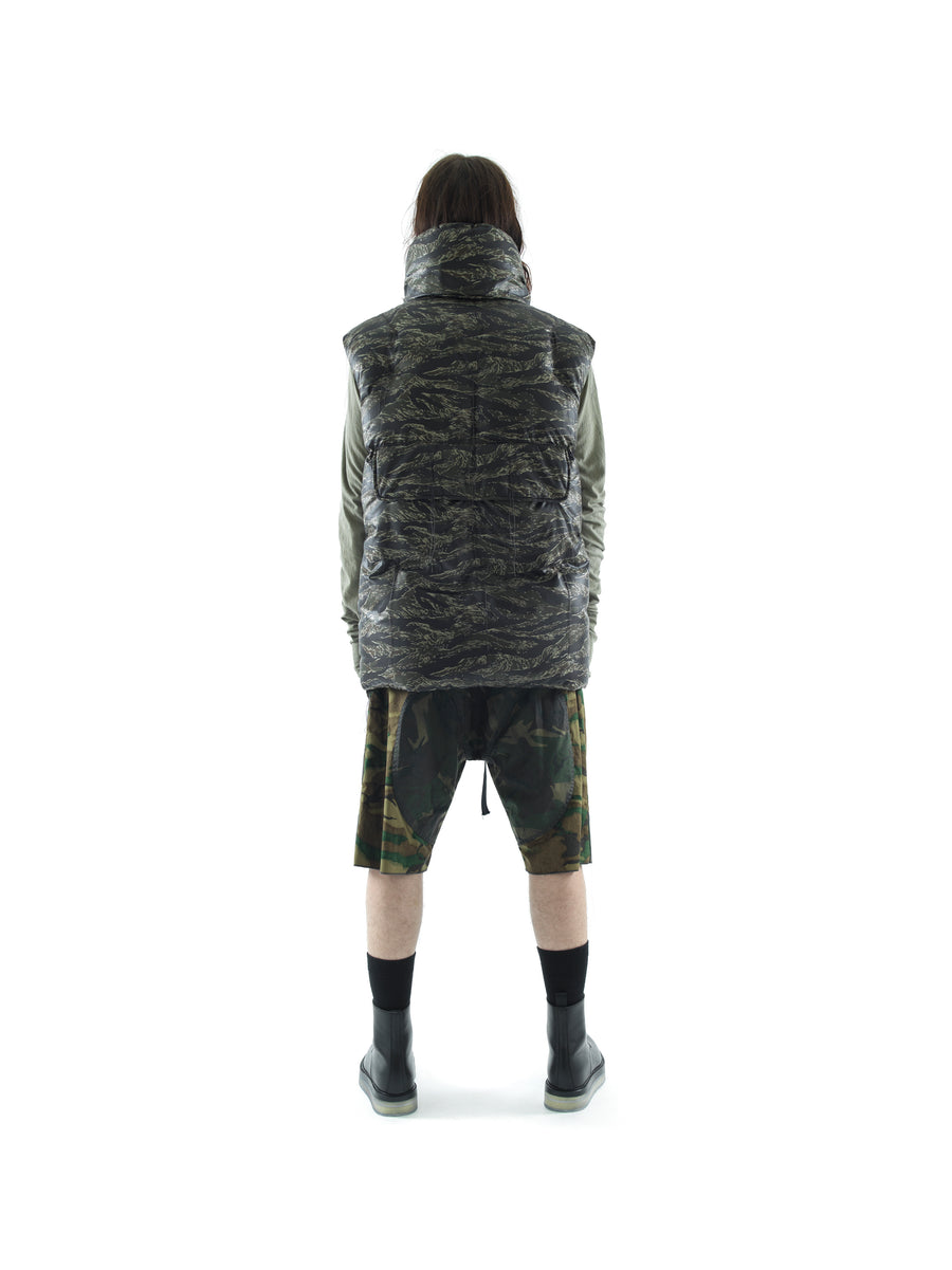 RECYCLED DOWN GILET IN FEATHERWEIGHT NYLON — MOSS CAMOUFLAGE