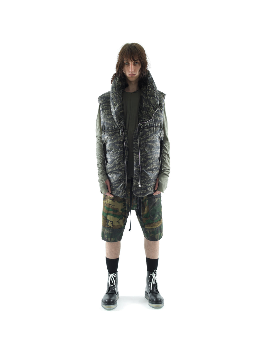 RECYCLED DOWN GILET IN FEATHERWEIGHT NYLON — MOSS CAMOUFLAGE