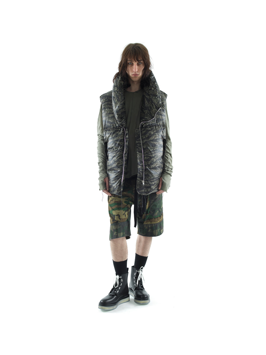 RECYCLED DOWN GILET IN FEATHERWEIGHT NYLON — MOSS CAMOUFLAGE