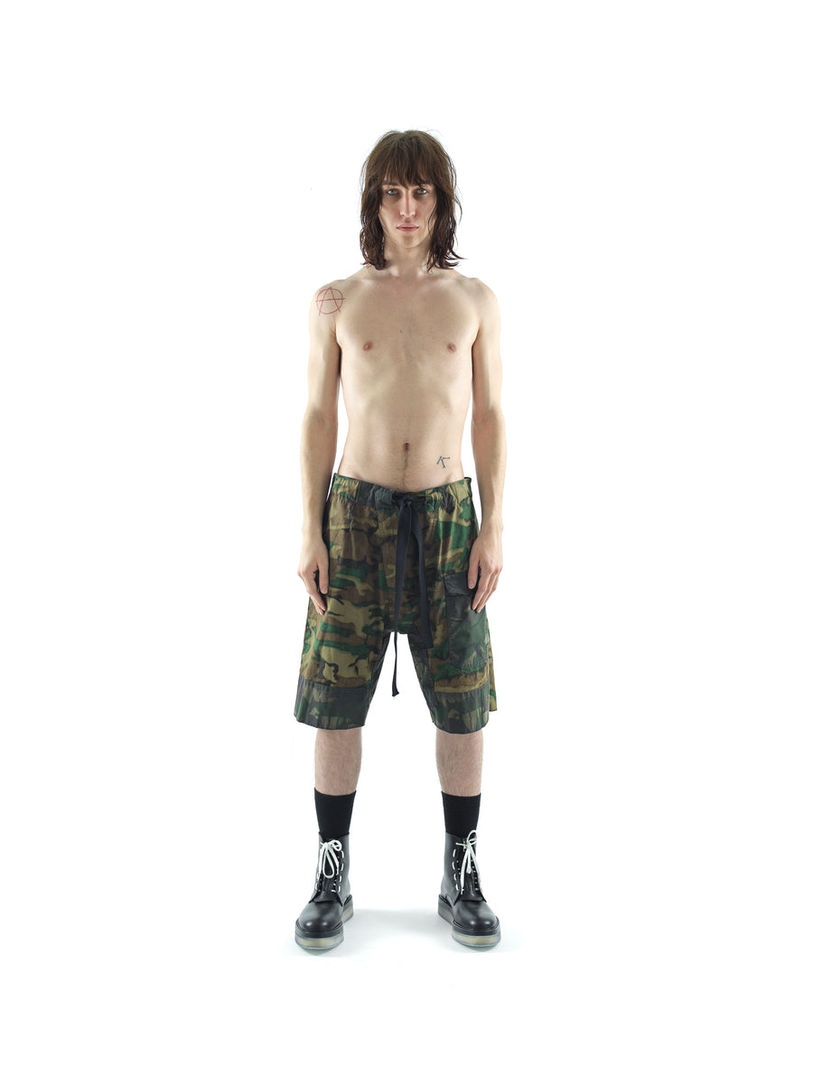 CAMOUFLAGE DRAWSTRING CARGO SHORT IN COTTON RIPSTOP AND WAXED COTTON CONTRAST — MOSS