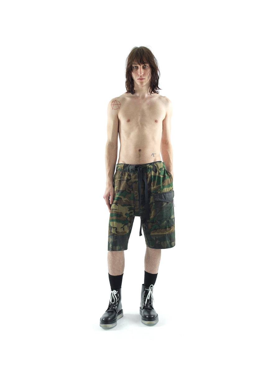 CAMOUFLAGE DRAWSTRING CARGO SHORT IN COTTON RIPSTOP AND WAXED COTTON CONTRAST — MOSS